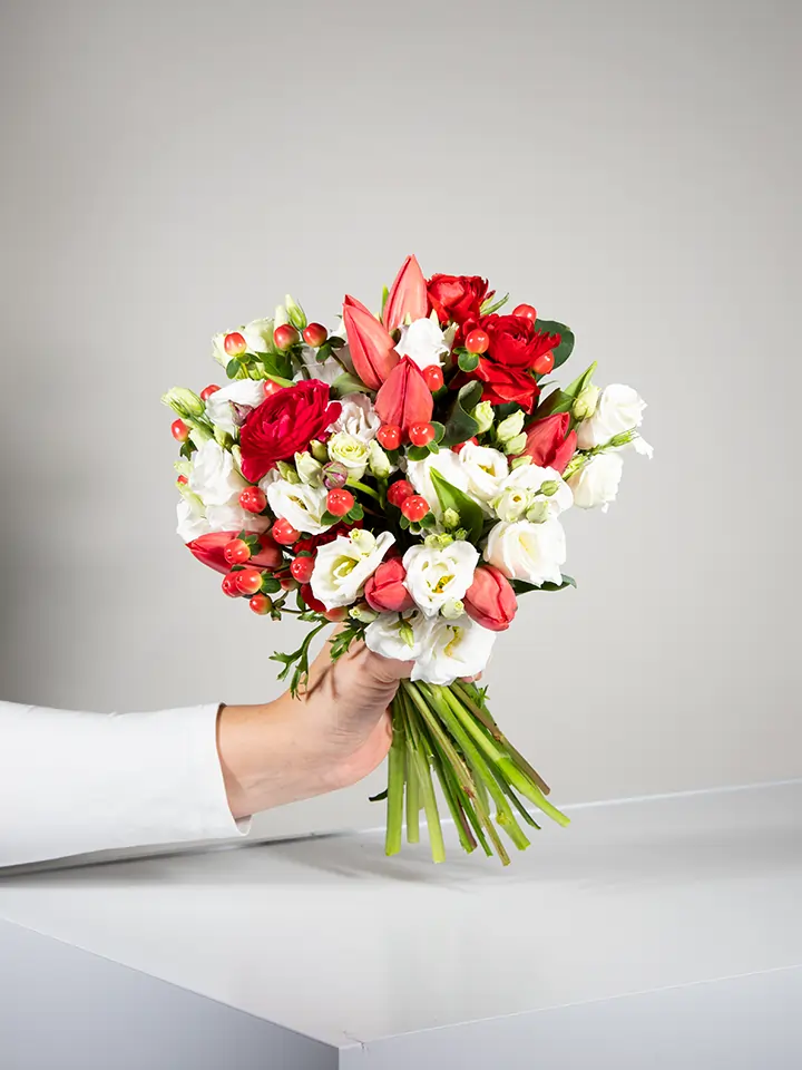 Bouquet fiori bianchi e rossi in mano